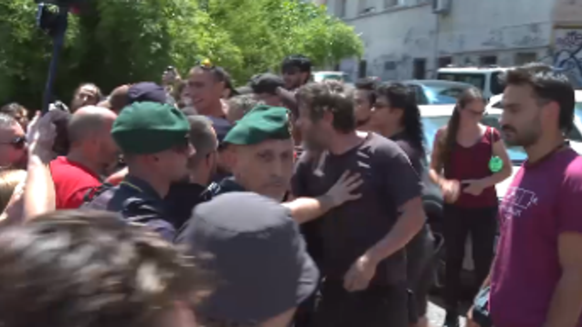 Anarchici, perquisito il centro sociale 'Bencivenga' a Roma. Gli attivisti inneggiano a Cospito