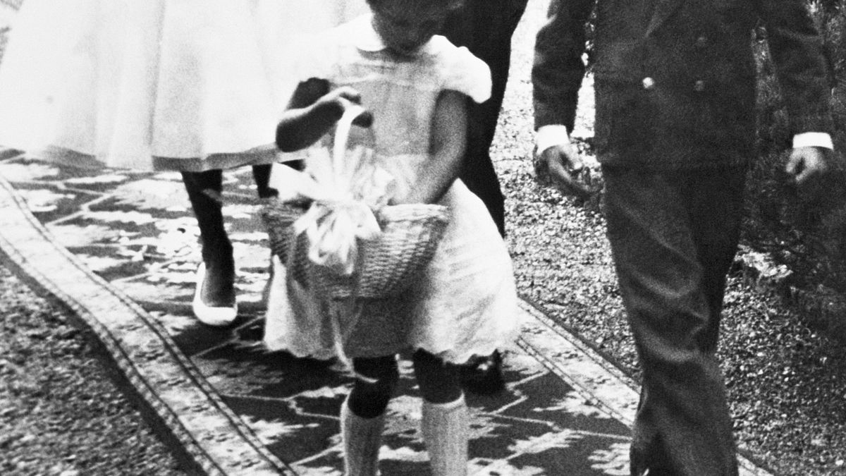 Audrey Hepburn, 25 anni, e Mel Ferrer, 37, lasciano la cappella dopo il loro matrimonio sul monte Burgenstock, con vista sul lago di Lucerna.