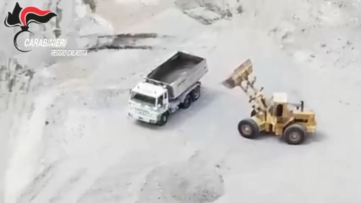 Estraevano materiale inerte da una fiumara: cinque fermi nel Reggino