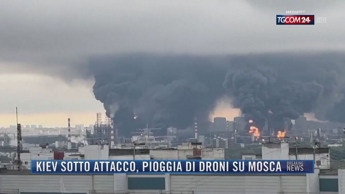 Breaking News delle 21.30 |  Kiev sotto attacco, pioggia di droni su Mosca