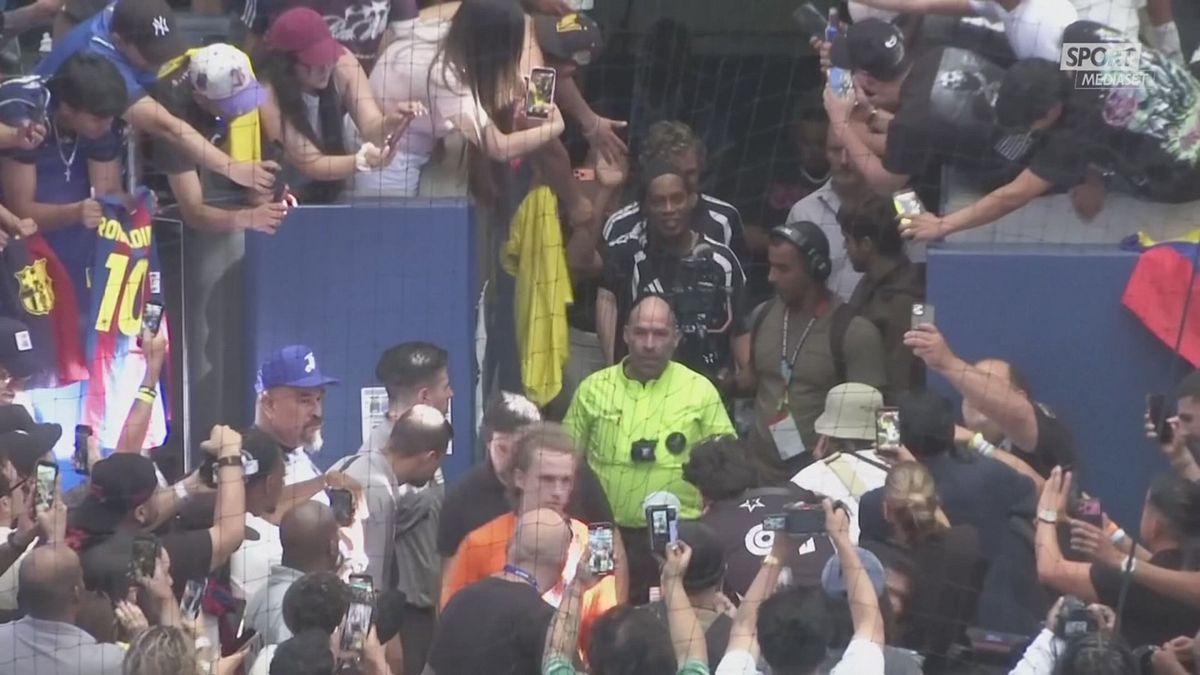 MCH RONALDINHO GIOCA A CALCETTO 21/6 MCH