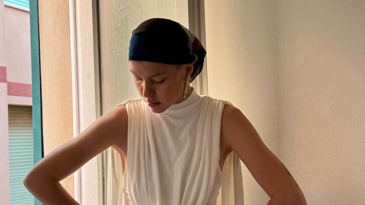 Natalia Paragoni con foulard e abito vedo non vedo