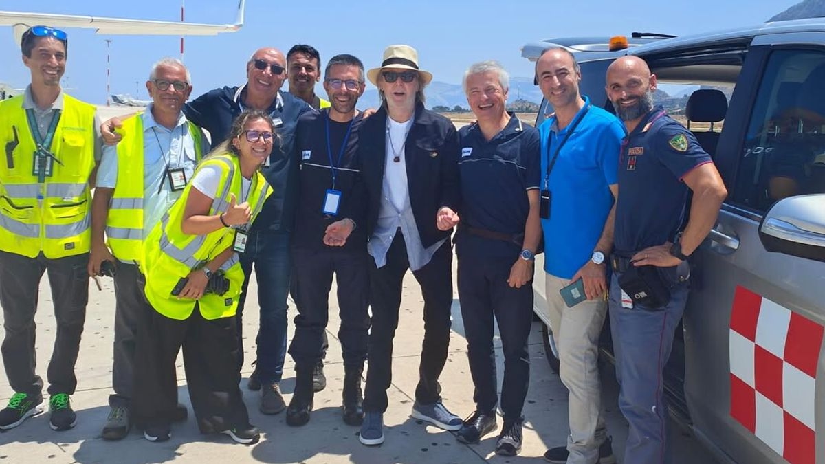 Paul McCartney insieme al personale dell'aeroporto di Palermo