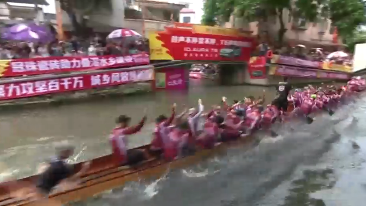 In Cina in centinaia alla gara di dragon boat con derapata