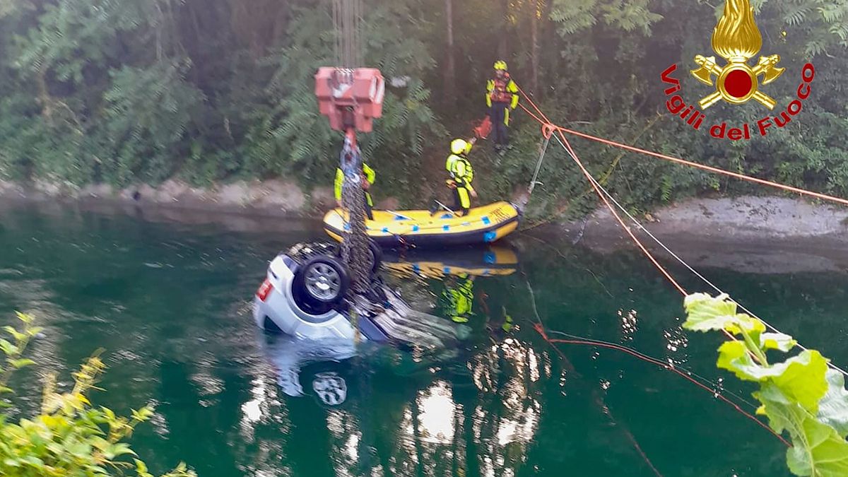Milano, in nove su un'auto finiscono in un canale: morti tre 17enni, arrestato il 19enne alla guida