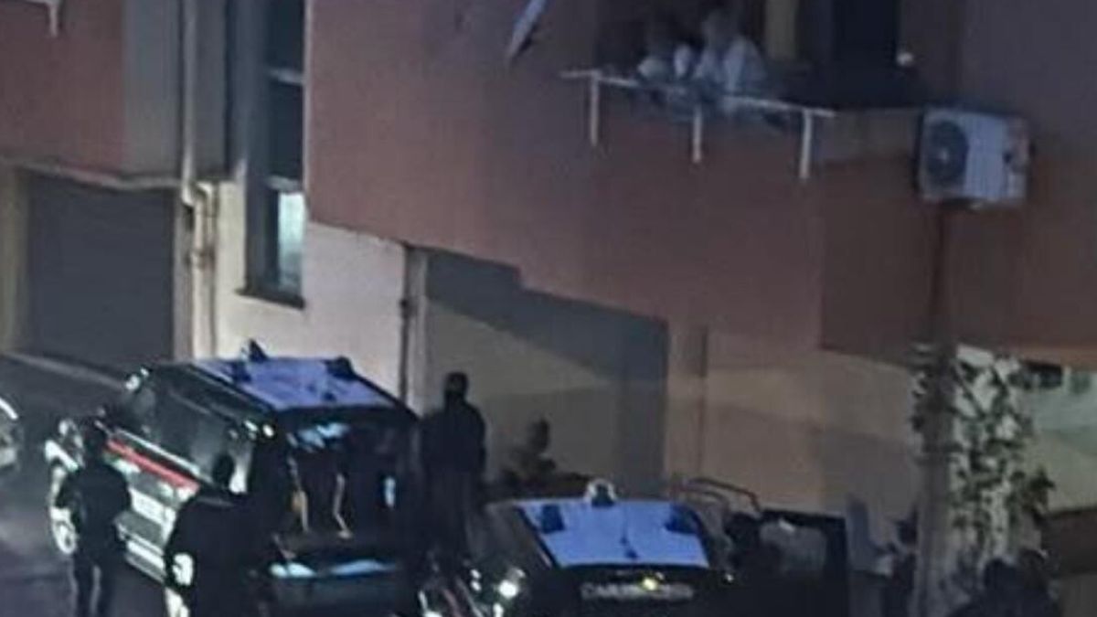 Le auto dei carabinieri sotto l'appartamento dove sono state ritrovate le due sorelle a Formia