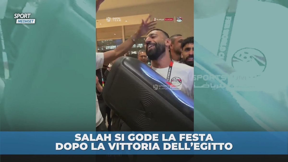 Salah si gode la festa dopo la vittoria dell'Egitto