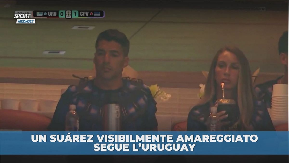 Un Suárez visibilmente amareggiato segue l'Uruguay