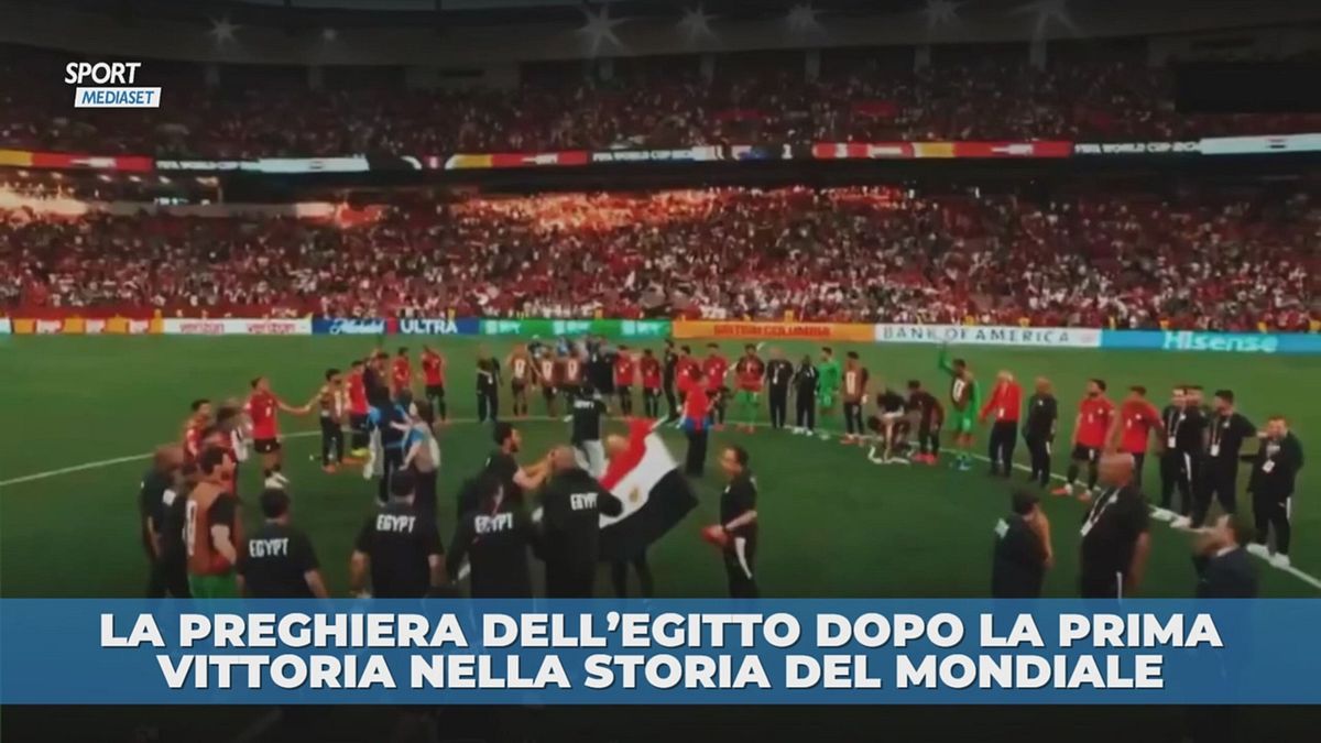 La preghiera dell'Egitto dopo la prima vittoria nella storia del Mondiale