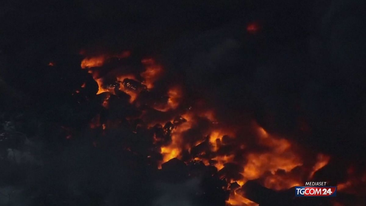 Texas, le fiamme avvolgono un impianto di riciclaggio: densa colonna di fumo nero