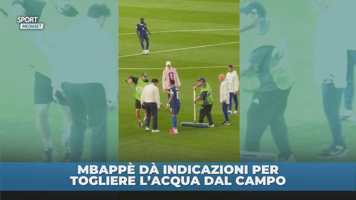 Mbappé dà indicazioni per togliere l'acqua dal campo