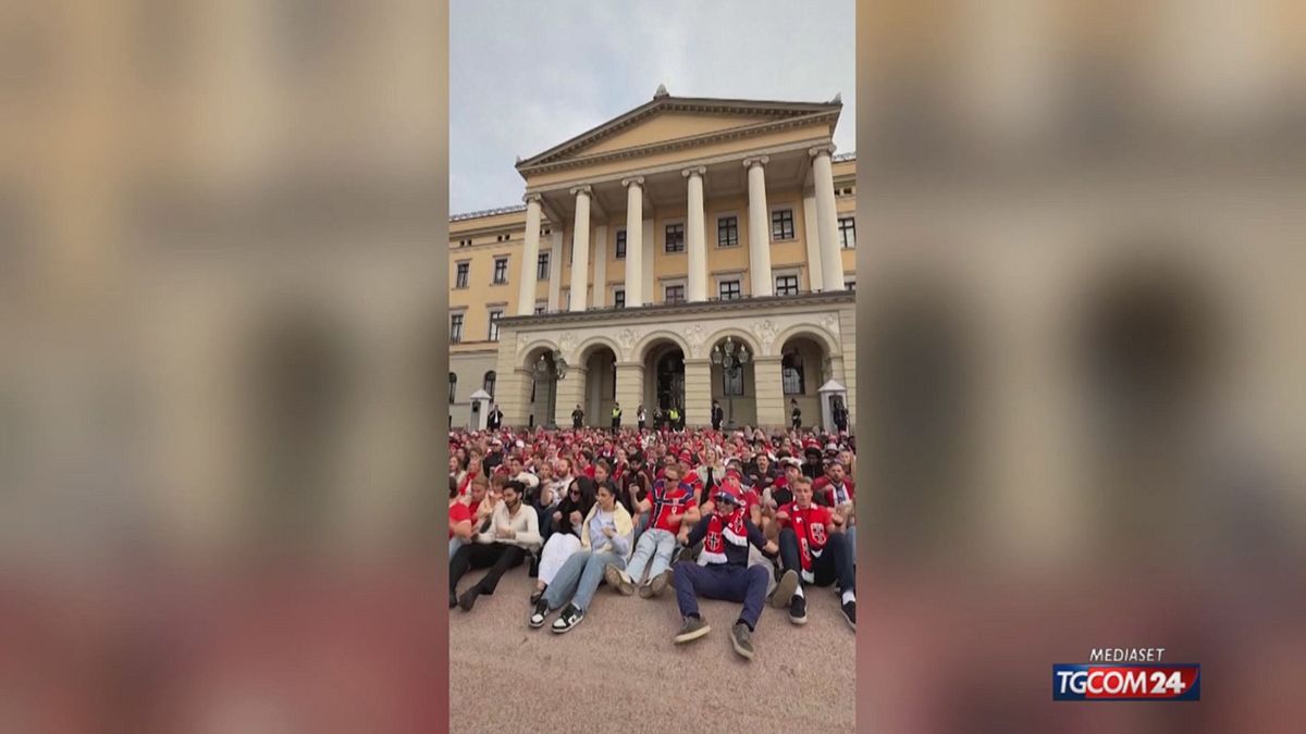 Mondiali, i tifosi della Norvegia fanno la "Viking Row" a Oslo