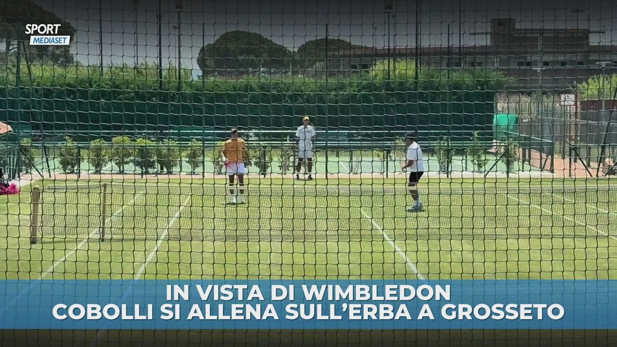 Cobolli si allena in vista di Wimbledon
