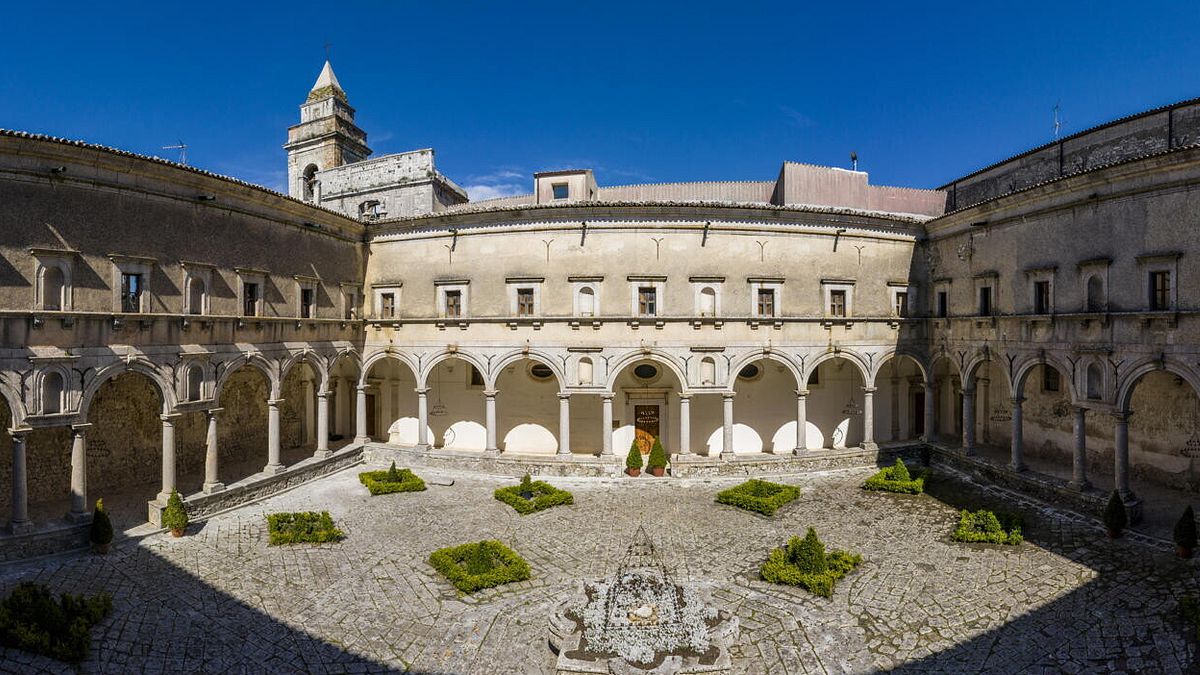 Il chiostro con il basolato credit Fingiat S.p.A. 