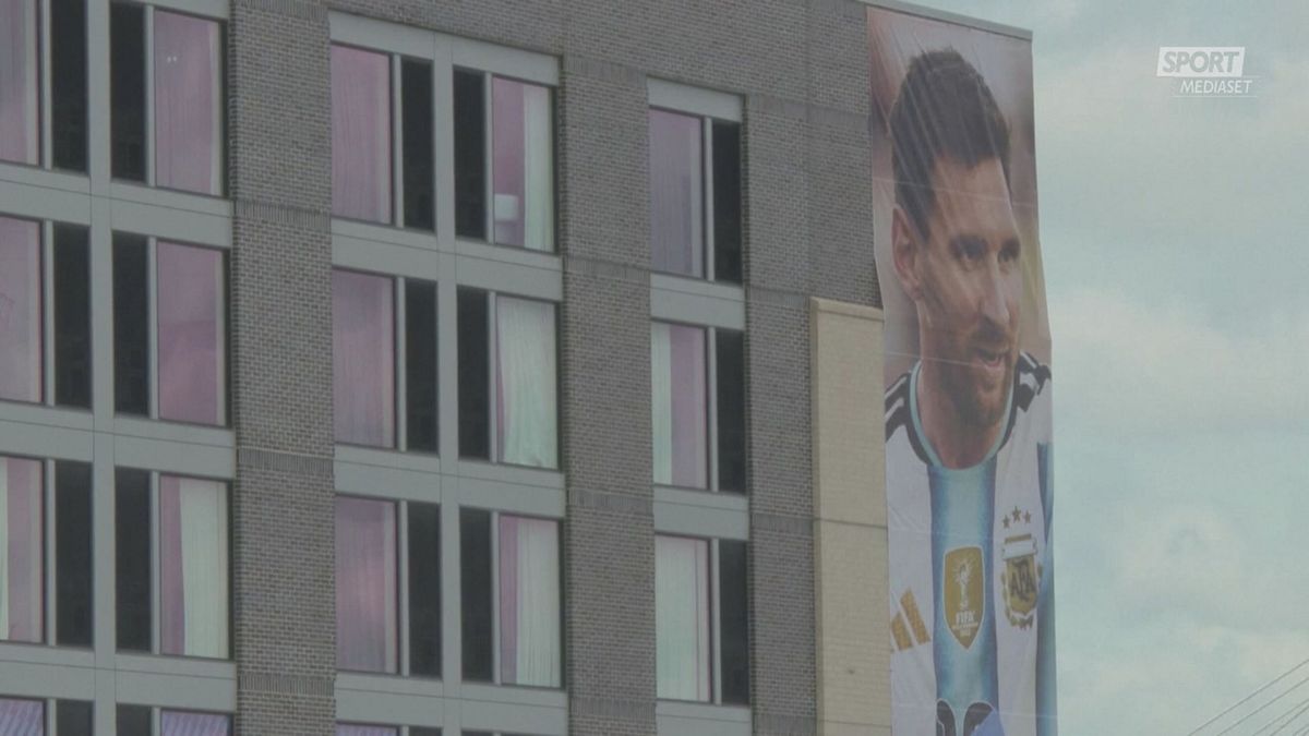 MCH FESTEGGIAMENTI COMPLEANNO MESSI FUORI DALL'HOTEL ARGENTINA  MCH
