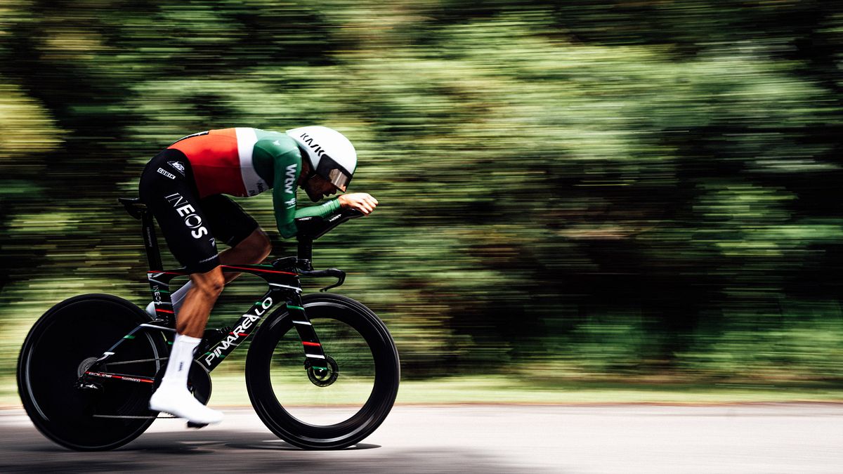 Filippo Ganna in maglia tricolore durante la cronometro da Viareggio a Massa, decima tappa del Giro d'Italia 2026