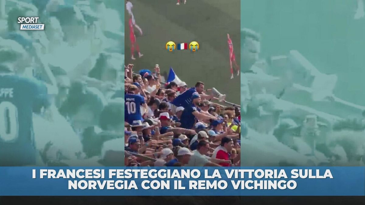 I tifosi francesi mimano il remo vichingo