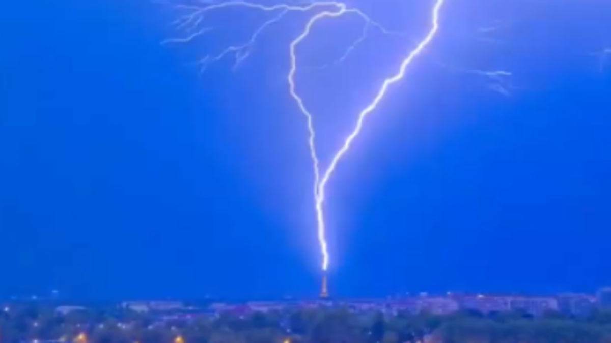 Tempesta a Parigi, un fulmine colpisce la punta della Torre Eiffel