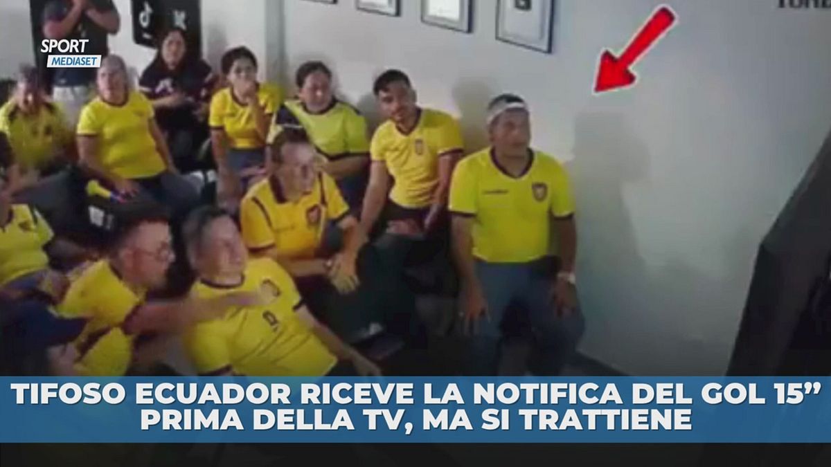 Tifoso Ecuador sa del gol ma si trattiene