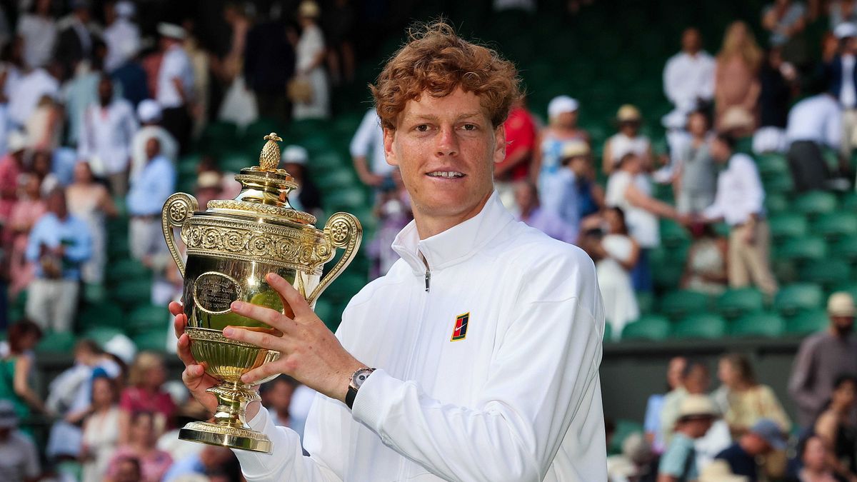 Jannik Sinner e il trofeo di Wimbledon 2025