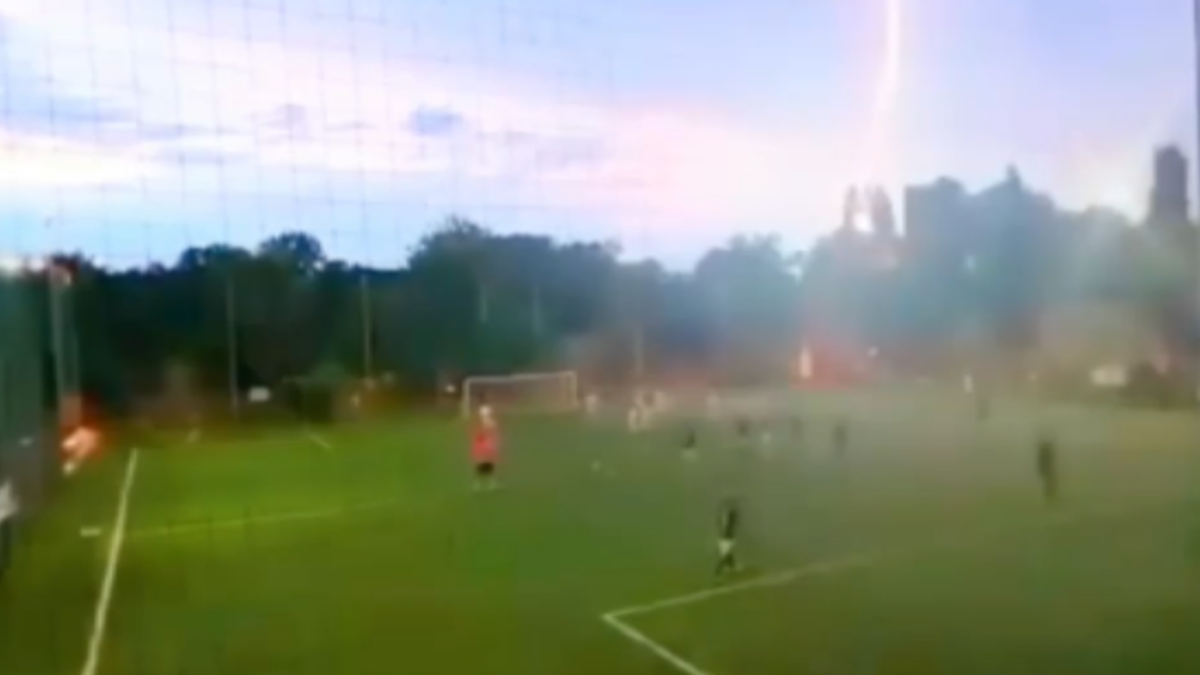 Torino, fulmine colpisce un campo da calcio: la saetta sfiora i giocatori