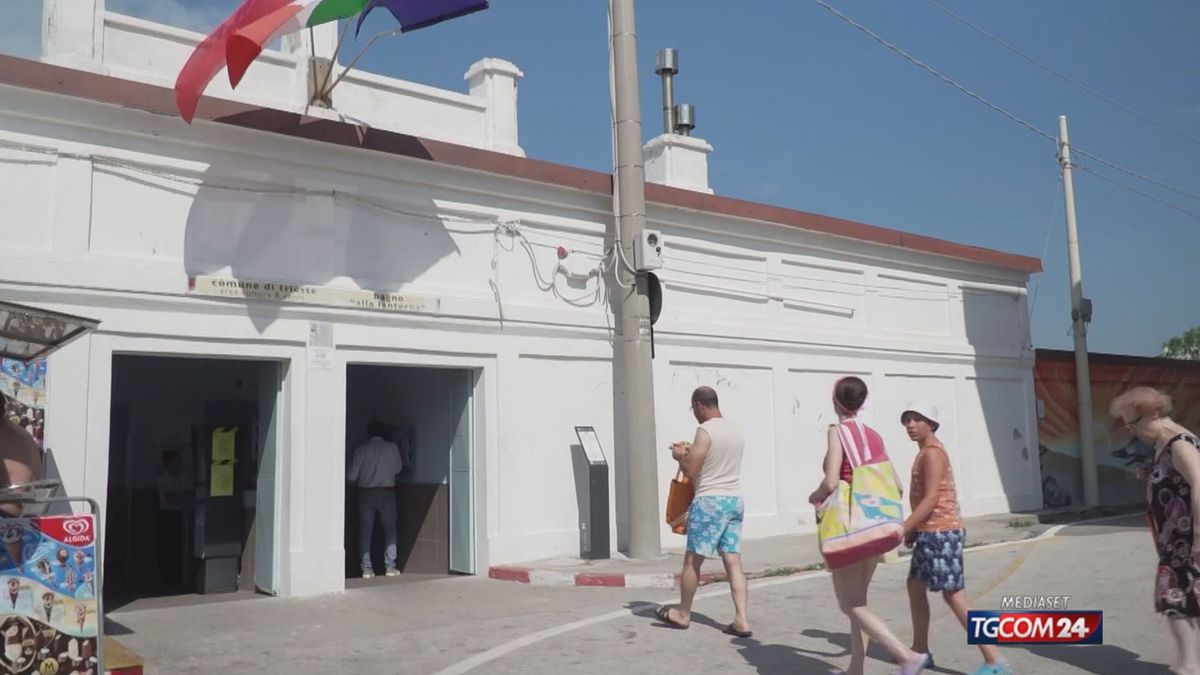 Trieste, turisti sfidano il "muro" del bagno Pedocin: lite nello storico lido diviso tra uomini e donne