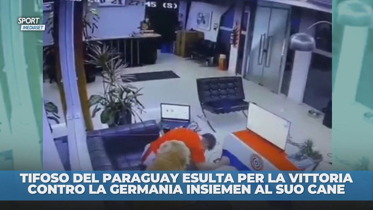 Tifoso del Paraguay esulta con il suo cane