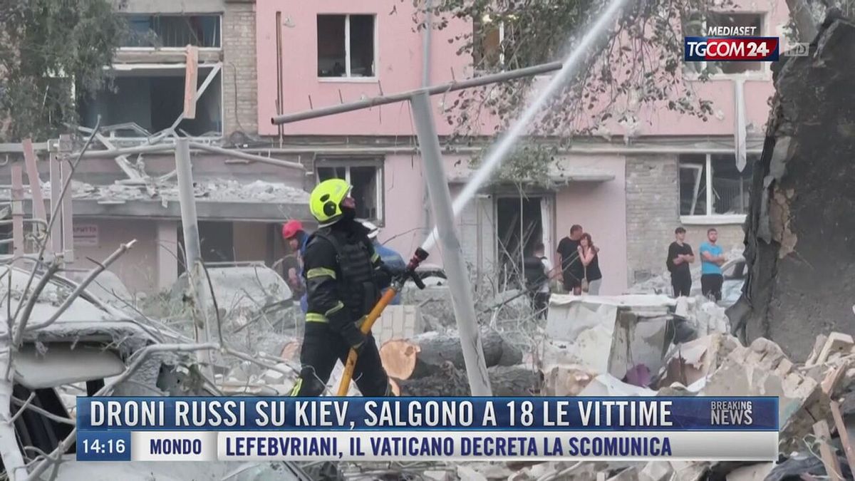 Breaking News delle 14.00 | Droni russi su Kiev, salgono a 18 le vittime