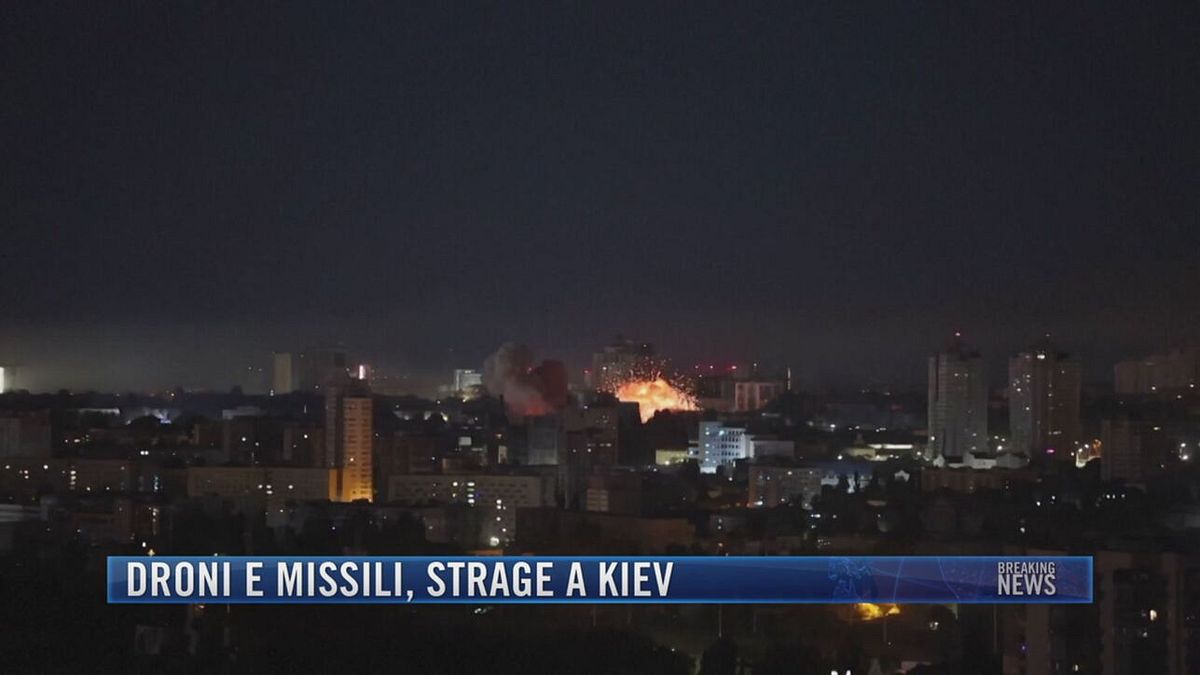 Breaking News delle 21.30 | Droni e missili, strage a Kiev