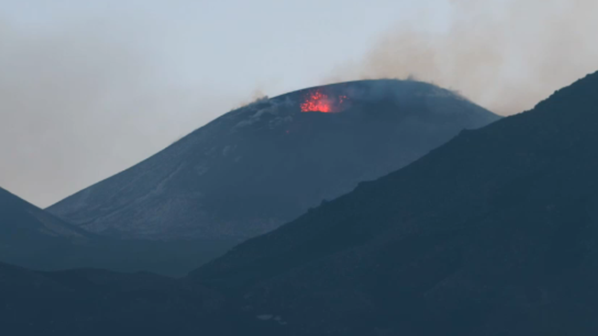 Etna, le immagini della spettacolare eruzione incandescente