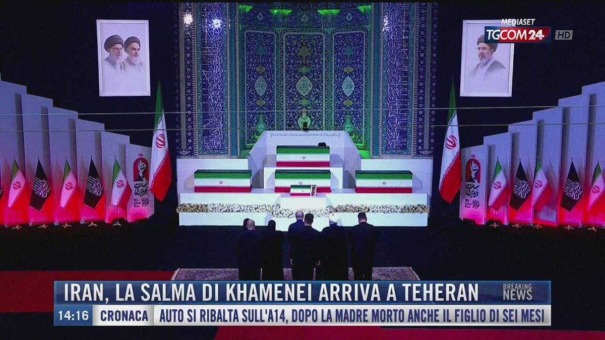 Breaking News delle 14.00 | Iran, la salma di Khamenei arriva a Teheran