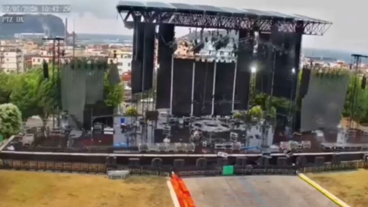 Il palco nell'ex base Nato di Napoli crolla per il maltempo