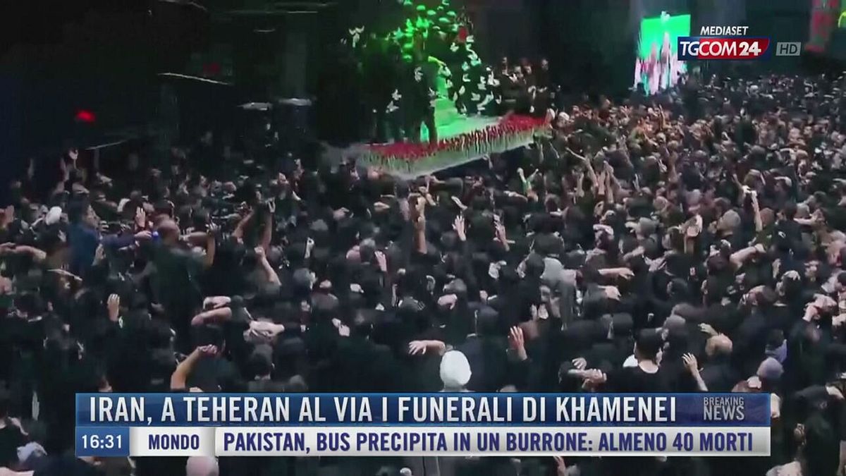 Breaking News delle 16.30 | Iran, a Teheran al via i funerali di Khamenei