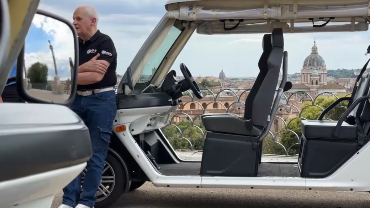 Roma, le golf cart nel mirino dei tassisti: "Troppo concorrenziali"