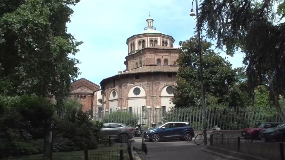 Milano, la chiesa di San Celso protetta da una cancellata di oltre 2 metri