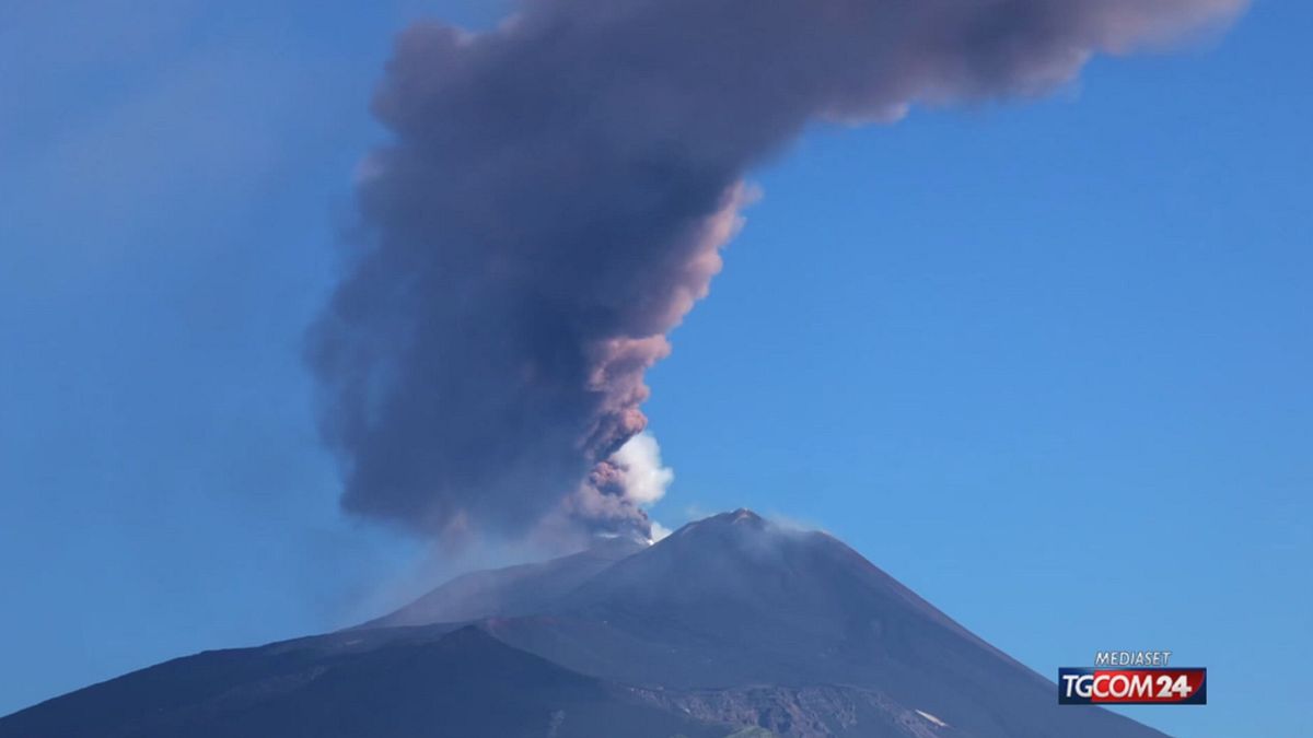 L'Etna in eruzione: la colonna di fumo alta 1,5 km