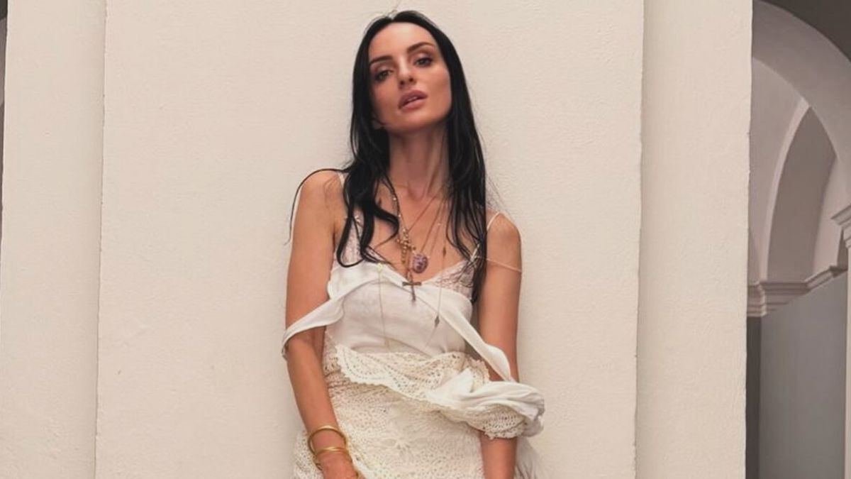 Arisa perde i bagagli e una tovaglia del mercatino diventa un abito da palco