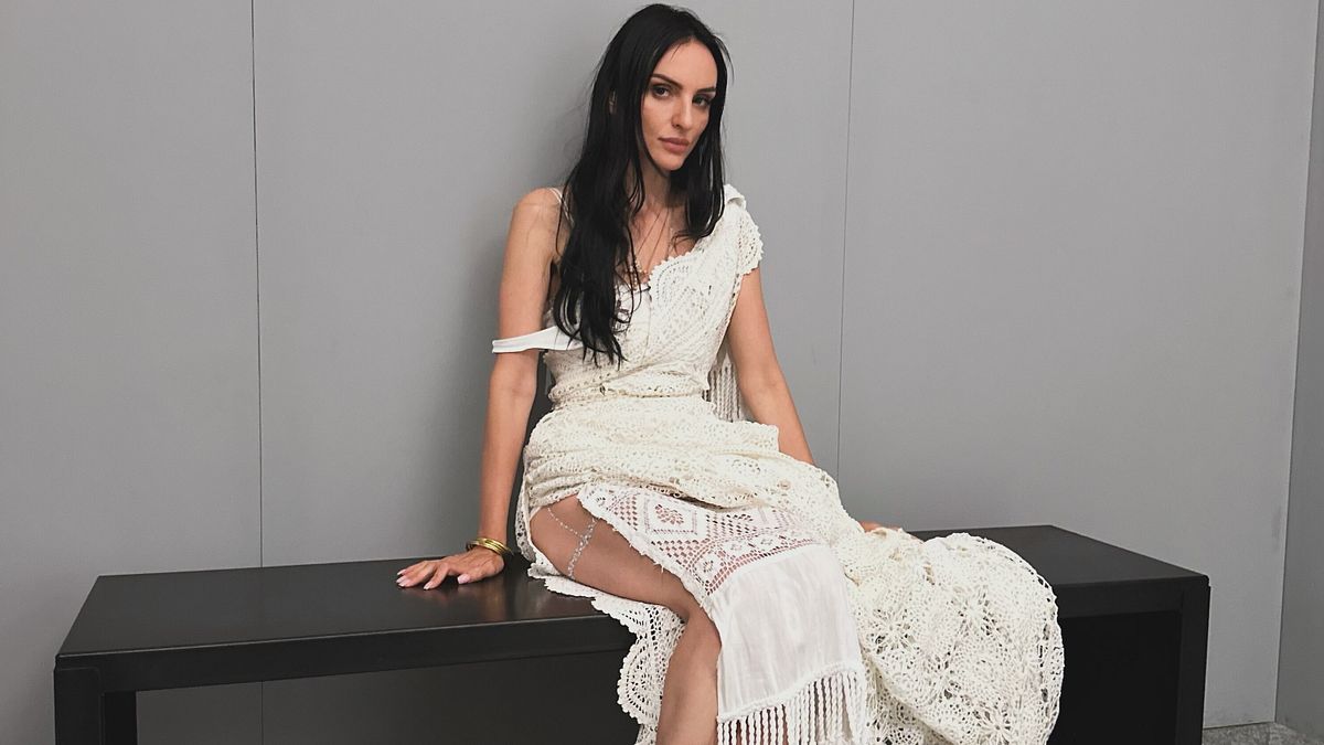  Arisa, bagagli smarriti e look improvvisato: la tovaglia diventa un abito da sogno