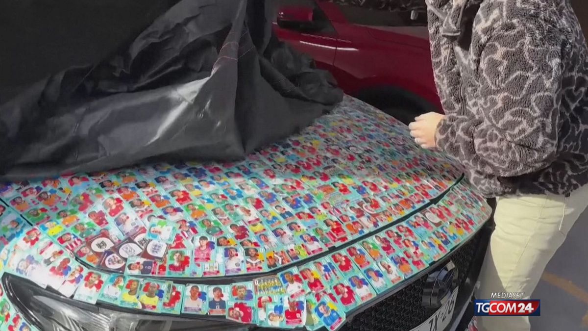 Un tifoso cileno trasforma la sua auto in un album di figurine dei Mondiali