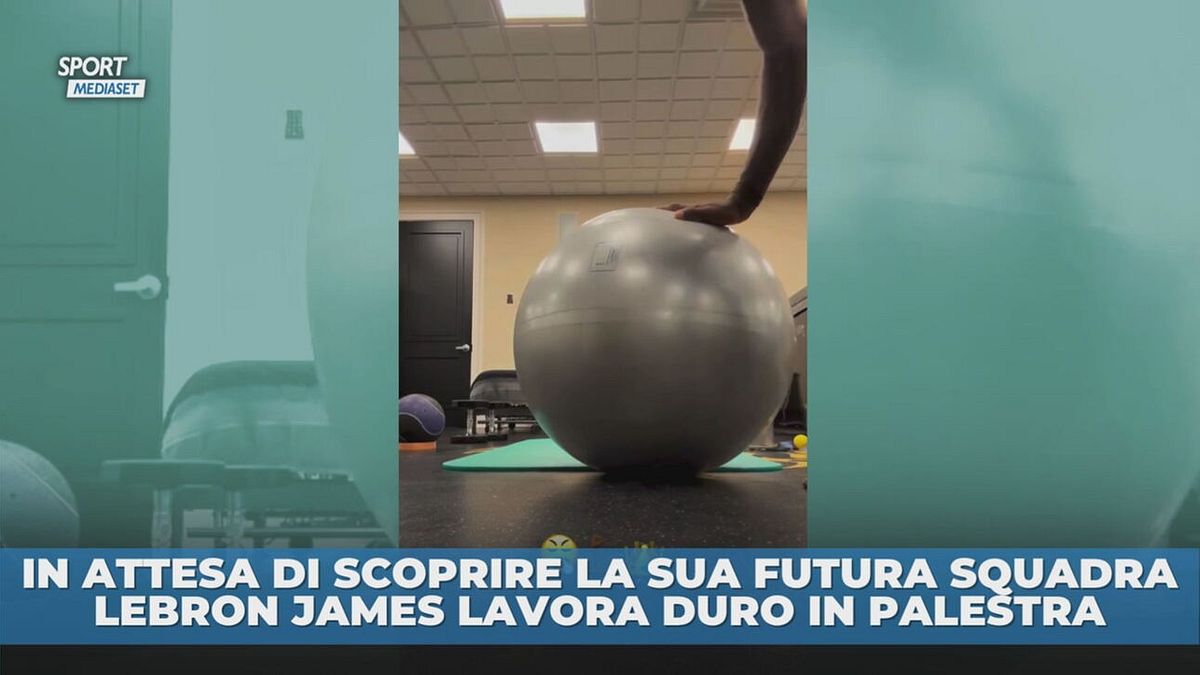 La star NBA Lebron James lavora duro in palestra durante la off season