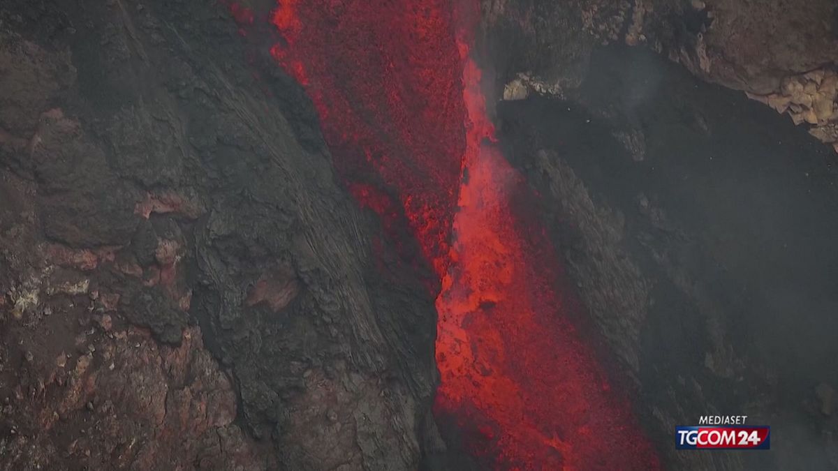 Etna, il drone riprende la lava che scompare nel cratere
