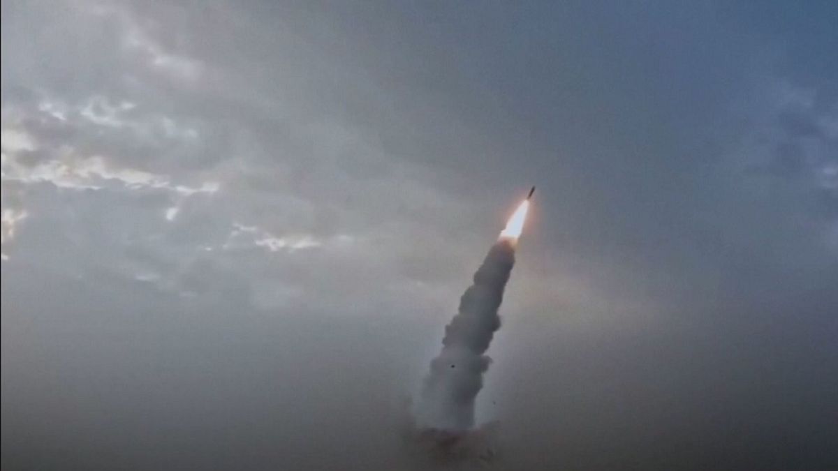Breaking News delle 11.00 | Usa-Iran: notte di raid incrociati nel Golfo.