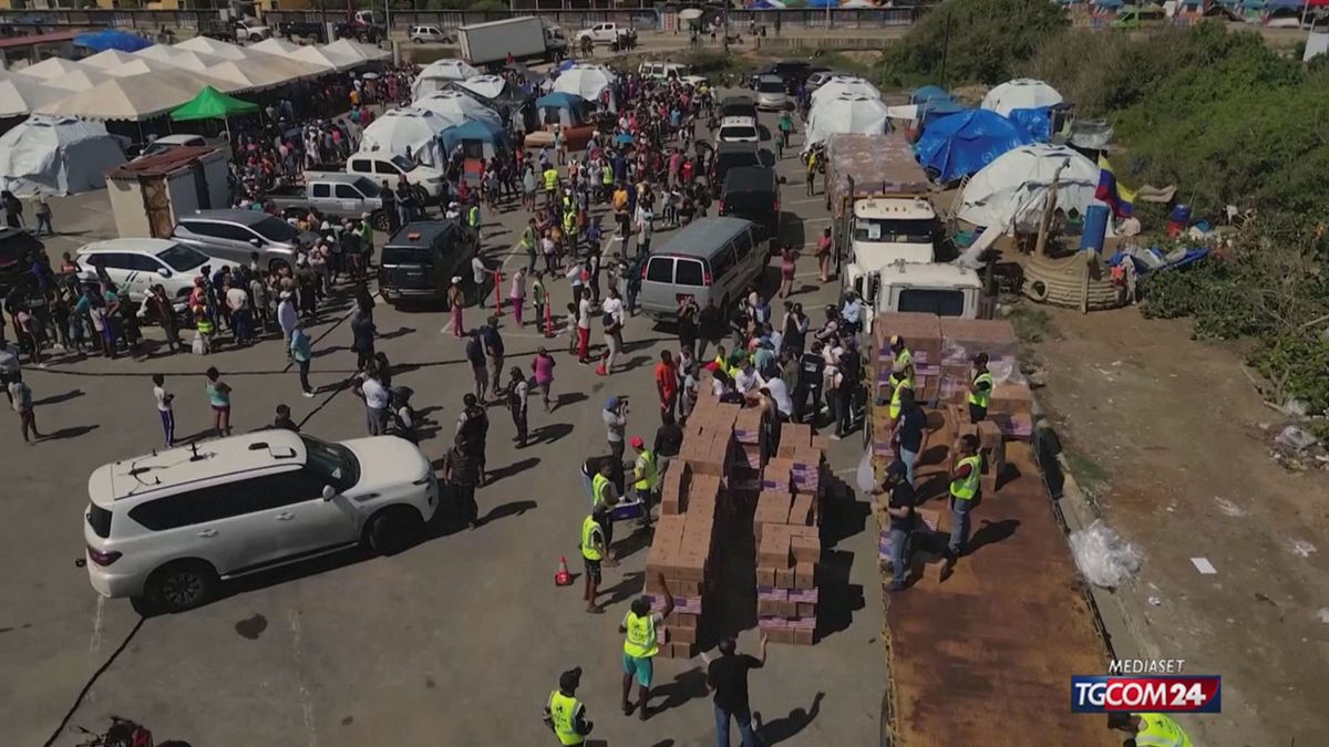 Terremoto Venezuela, la fila dei sopravvissuti per ricevere aiuti umanitari