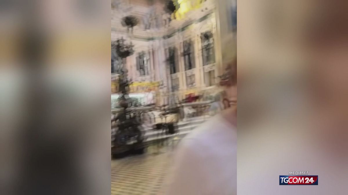 12.30  MITRA DI SAN GENNARO SRV