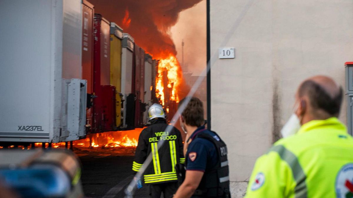 Le fiamme divorano i rimorchi parcheggiati nel deposito milanese