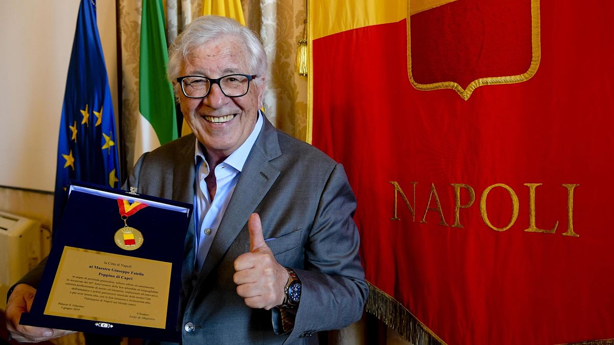 La cerimonia di consegna, a Palazzo San Giacomo, sede del Comune, della medaglia Città di Napoli a Peppino Di Capri (2018)