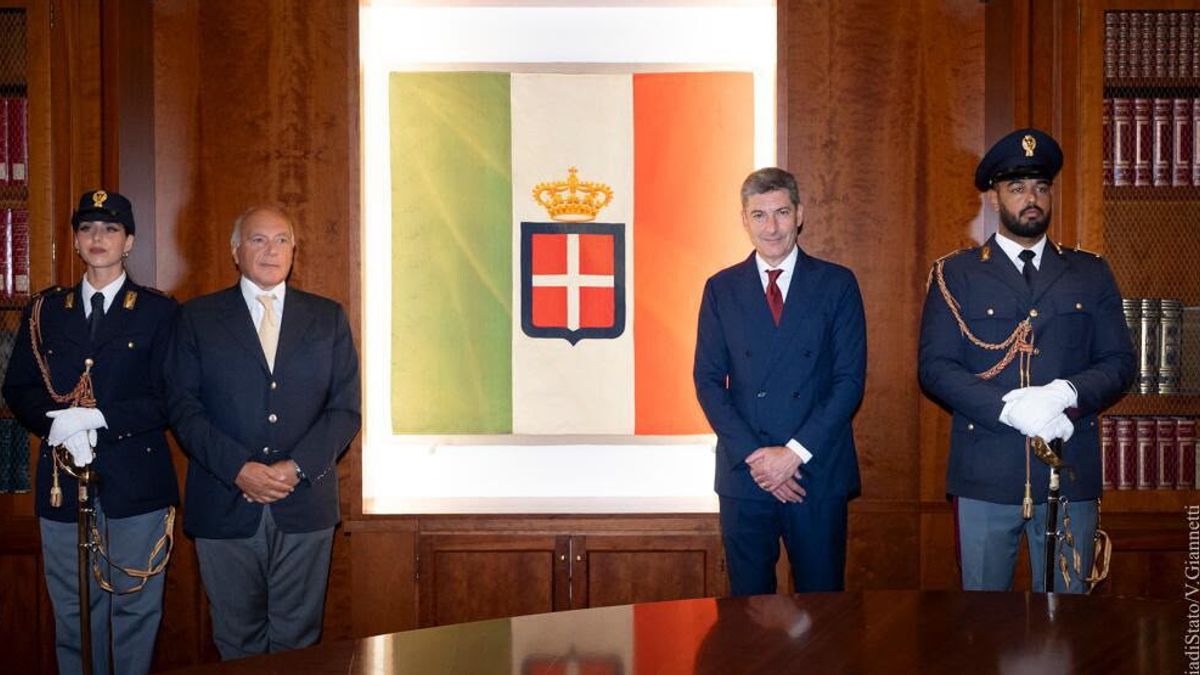 A destra il Capo della polizia Vittorio Pisani, a sinistra il Vice Direttore della Pubblica Sicurezza il Prefetto Carmine Belfiore