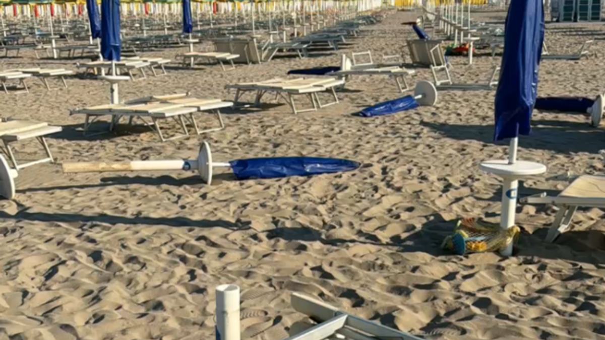 I maranza ora colpiscono in spiaggia, stabilimenti devastati a Lido di Spina