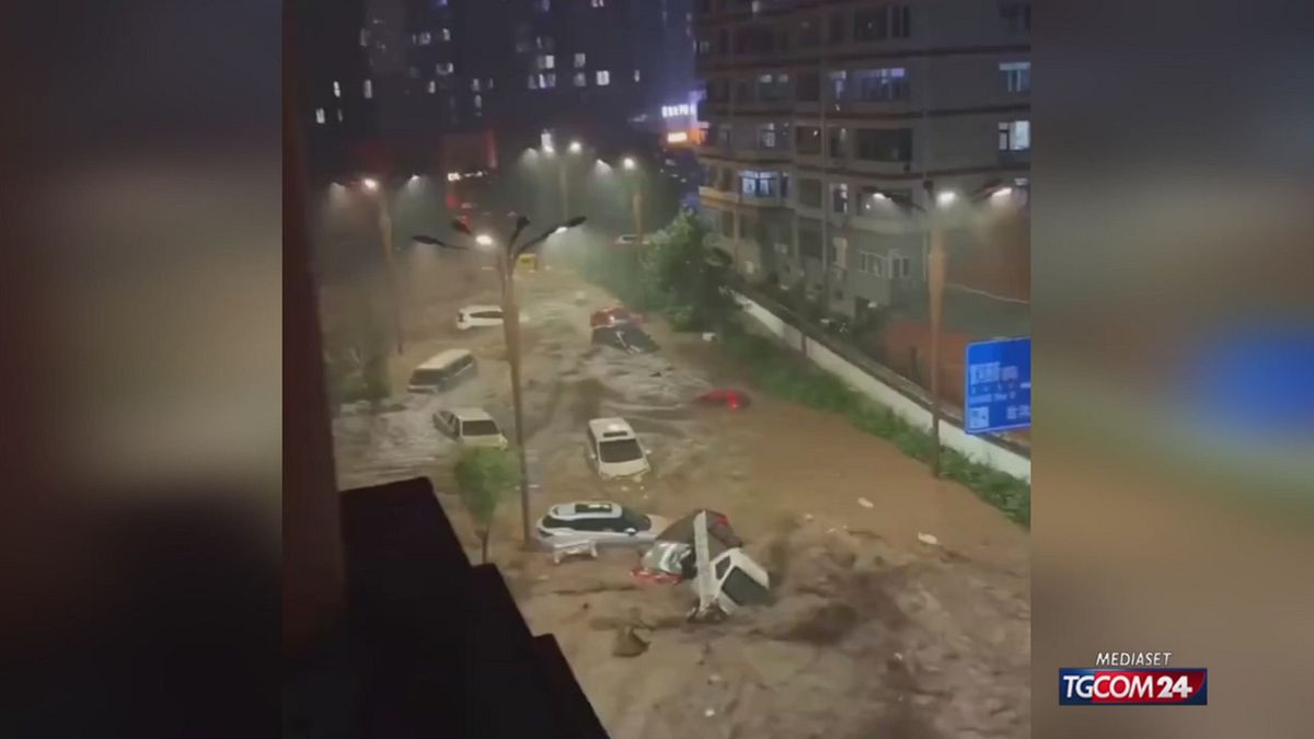 Piogge torrenziali in Cina: auto trascinate via dalla piena