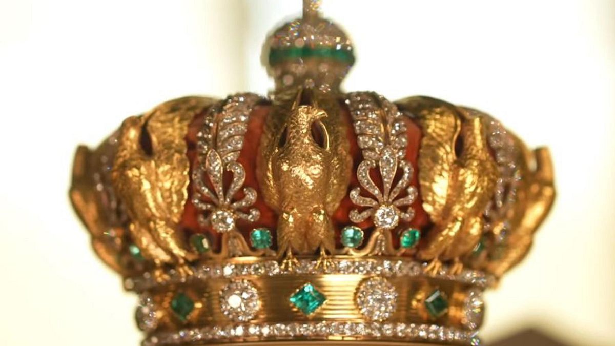 La corona dell'imperatrice Eugenia, rubata nel museo di Parigi, è stata ritrovata poco distante: è danneggiata